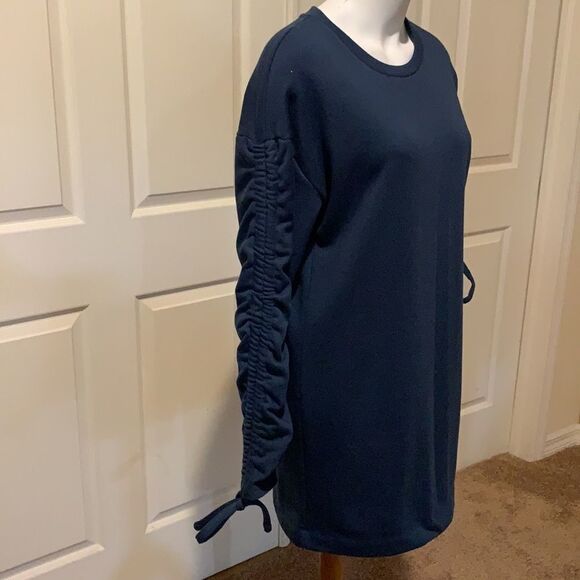 Lush dress with adjustable sleeves. - Picture 4 of 11